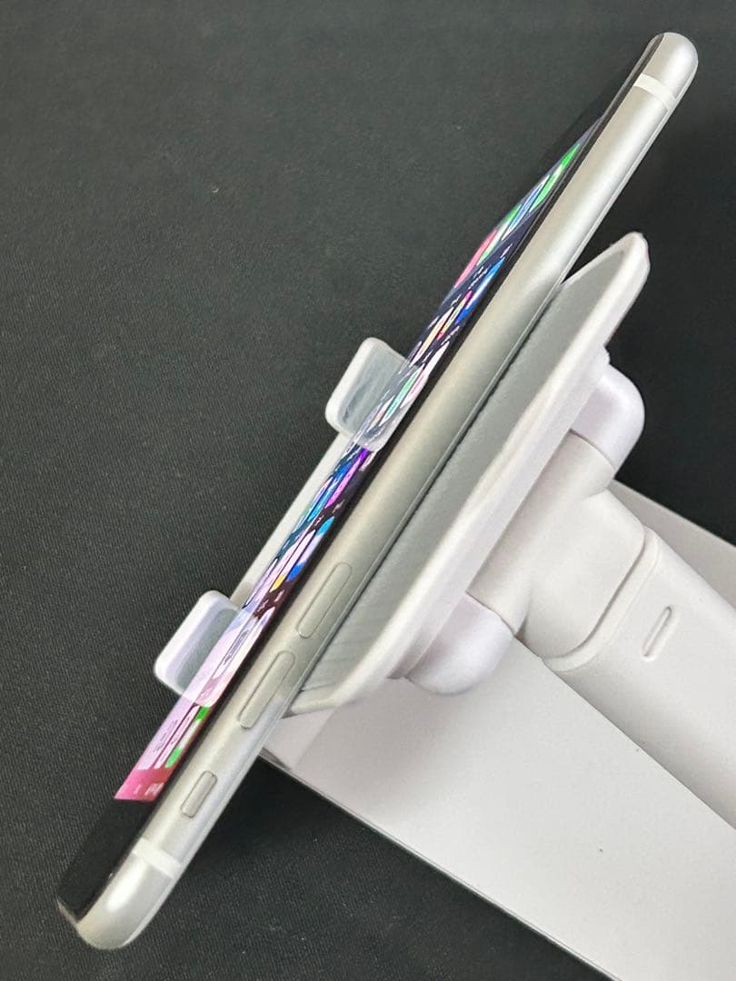 ち*る様 【きれい!!】✴︎SIMフリー Apple iPhoneSE2 64G