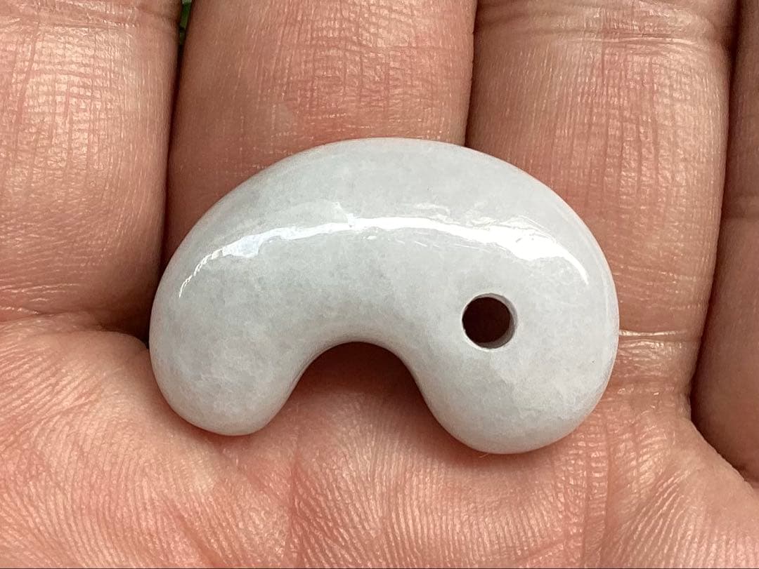 ✳60万円以上の高品質を‼️糸魚川翡翠勾玉*氷　安価卸しにて‼️ 守護石に　鑑別書付