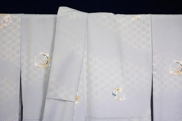 未使用品 小紋 薄いブルーグレー 七宝 菊 洗える着物 化繊 身丈163cm