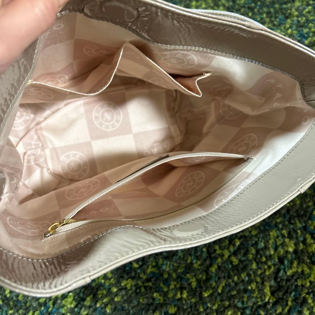 美品 ATAO光沢ショルダーバッグ タッセル付き グレージュ