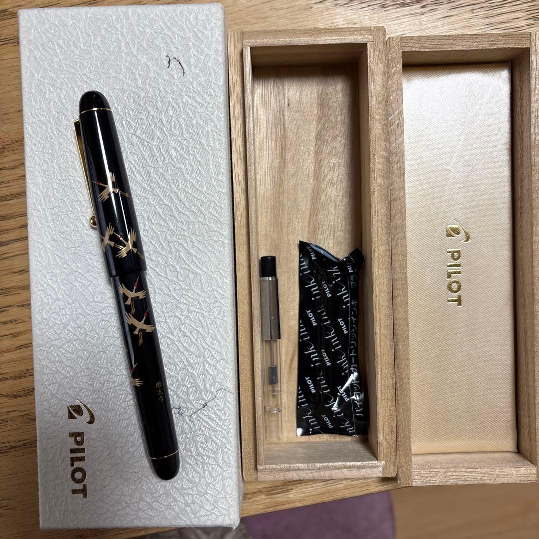 PILOT 万年筆 黒 手のデザイン