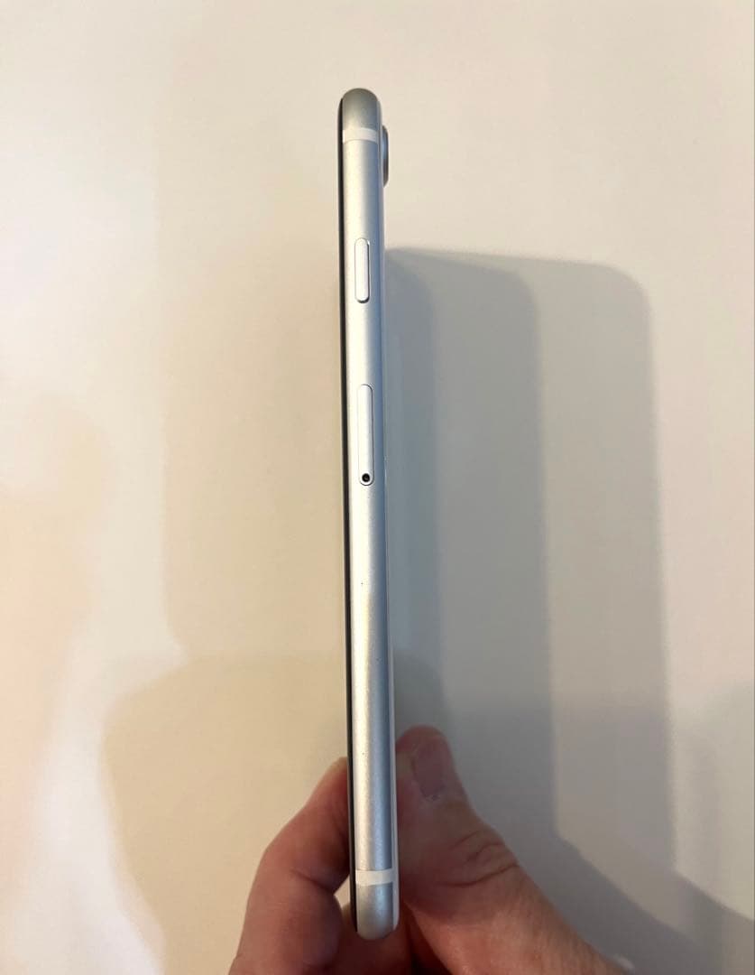【美品】Apple iPhone SE (第2世代) 128 ホワイト