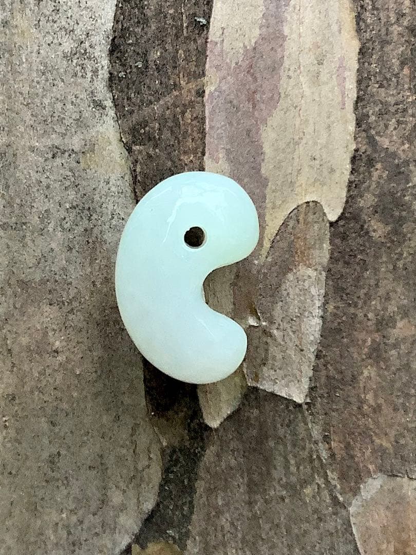 ✳極上の端材より作製‼️糸魚川翡翠勾玉ジェダイト　鑑定鑑別書付　綺麗な肌目色の勾玉