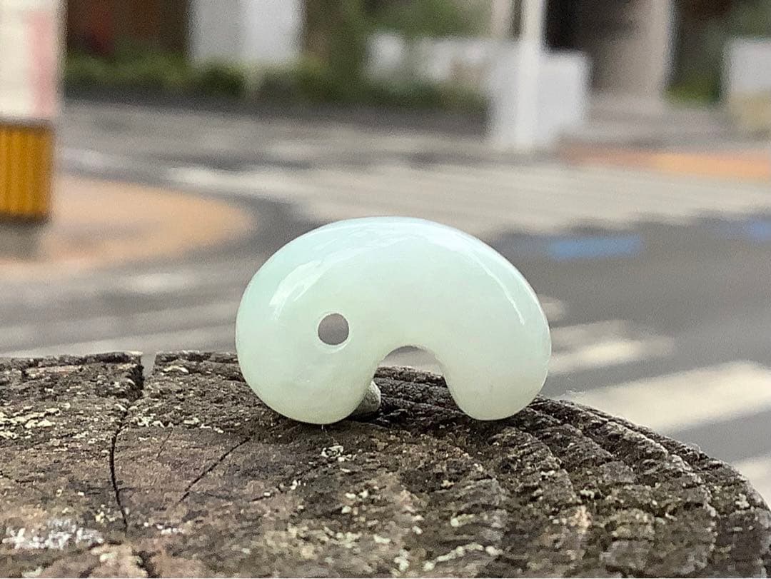 ✳極上の端材より作製‼️糸魚川翡翠勾玉ジェダイト　鑑定鑑別書付　綺麗な肌目色の勾玉