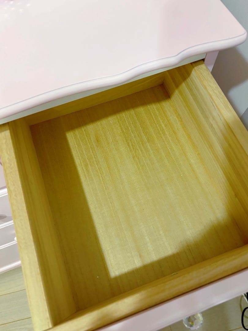 ピンクのハート型ドレッサー