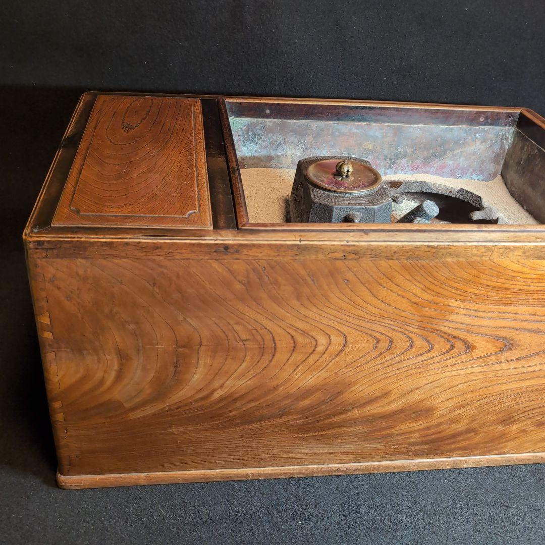 【火鉢】江戸火鉢　欅の見事な木目　酒を燗できる鉄瓶と五徳が一体化　備長炭藁灰付き