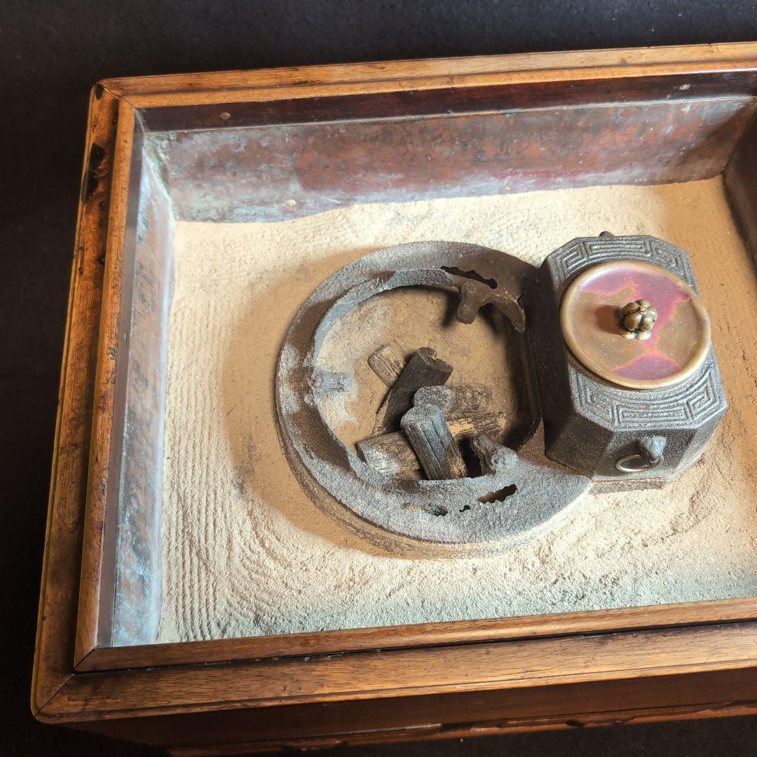 【火鉢】江戸火鉢　欅の見事な木目　酒を燗できる鉄瓶と五徳が一体化　備長炭藁灰付き