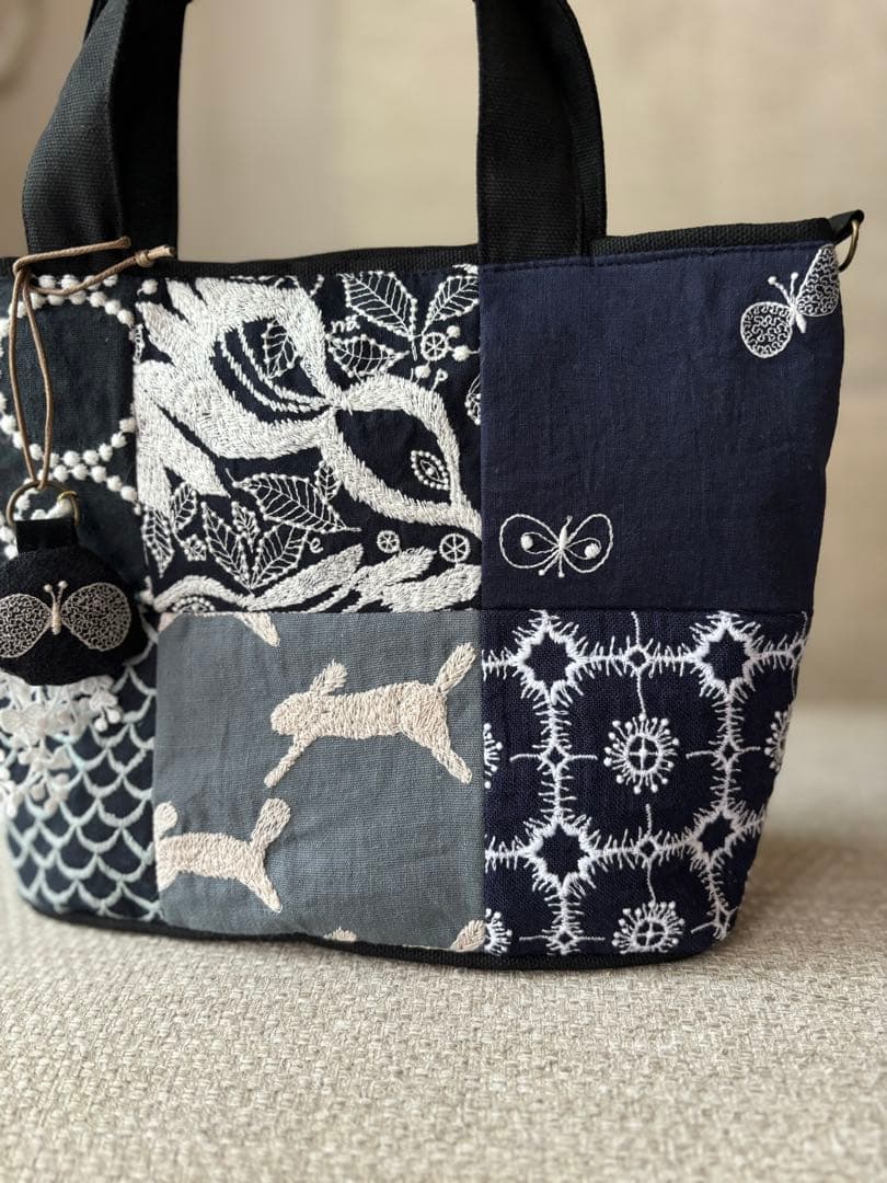 チャーム付　底が丸いトートバッグ　ミナペルホネン　mina perhonen