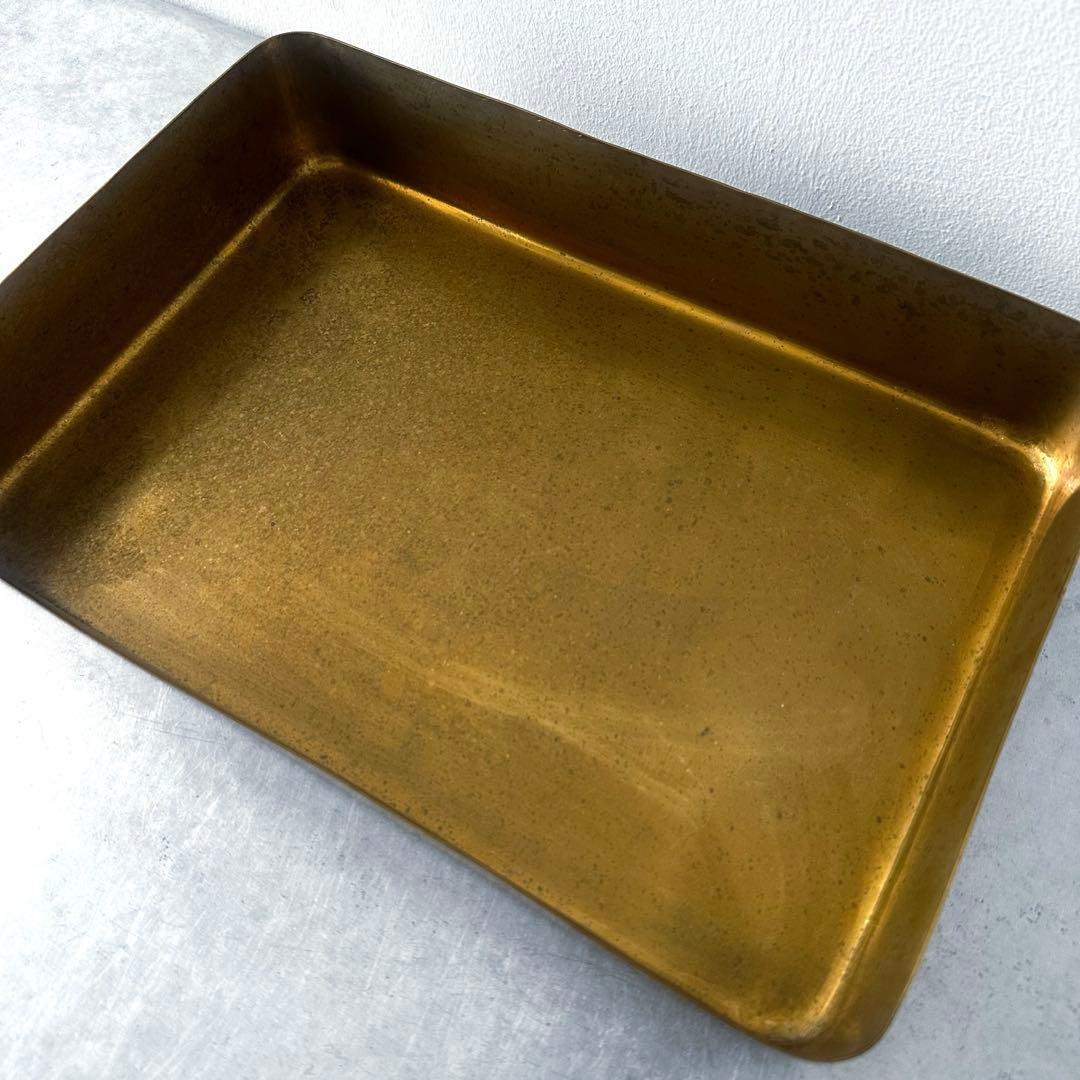 古びた真鍮のトレイ
