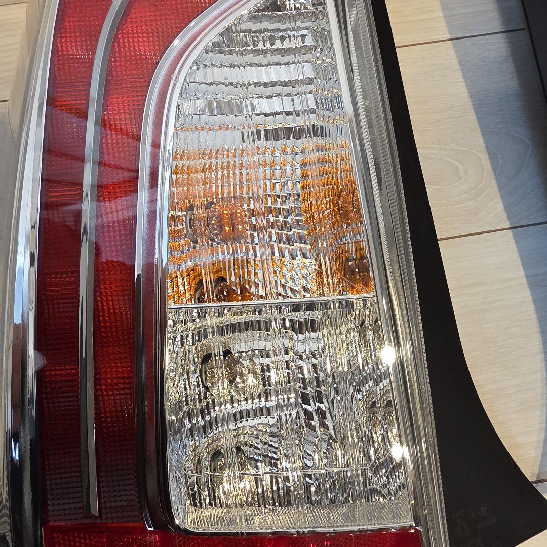 30　プリウス　後期　純正テールランプ　極美品