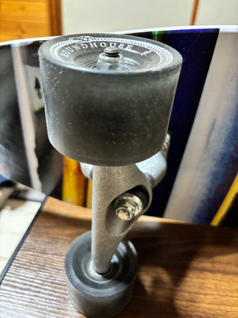 Triton ストライプスケートボード