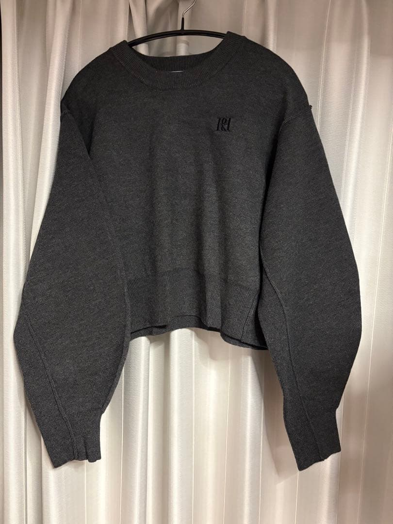 【ADAM ET ROPÉ】 サステナブル　ロゴパッチスウェットニット