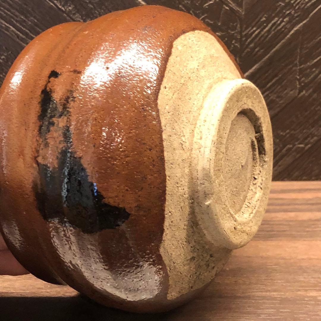 究極の古美術◾️蔵から茶黒のめちゃくちゃ雰囲気のある抹茶茶碗が出て来ました。