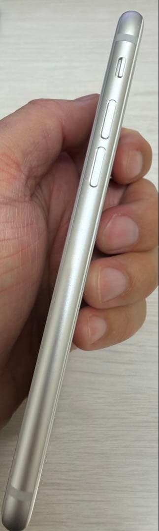 【極美品】Apple iPhone8 ホワイト／シルバー 64GB SIMフリー