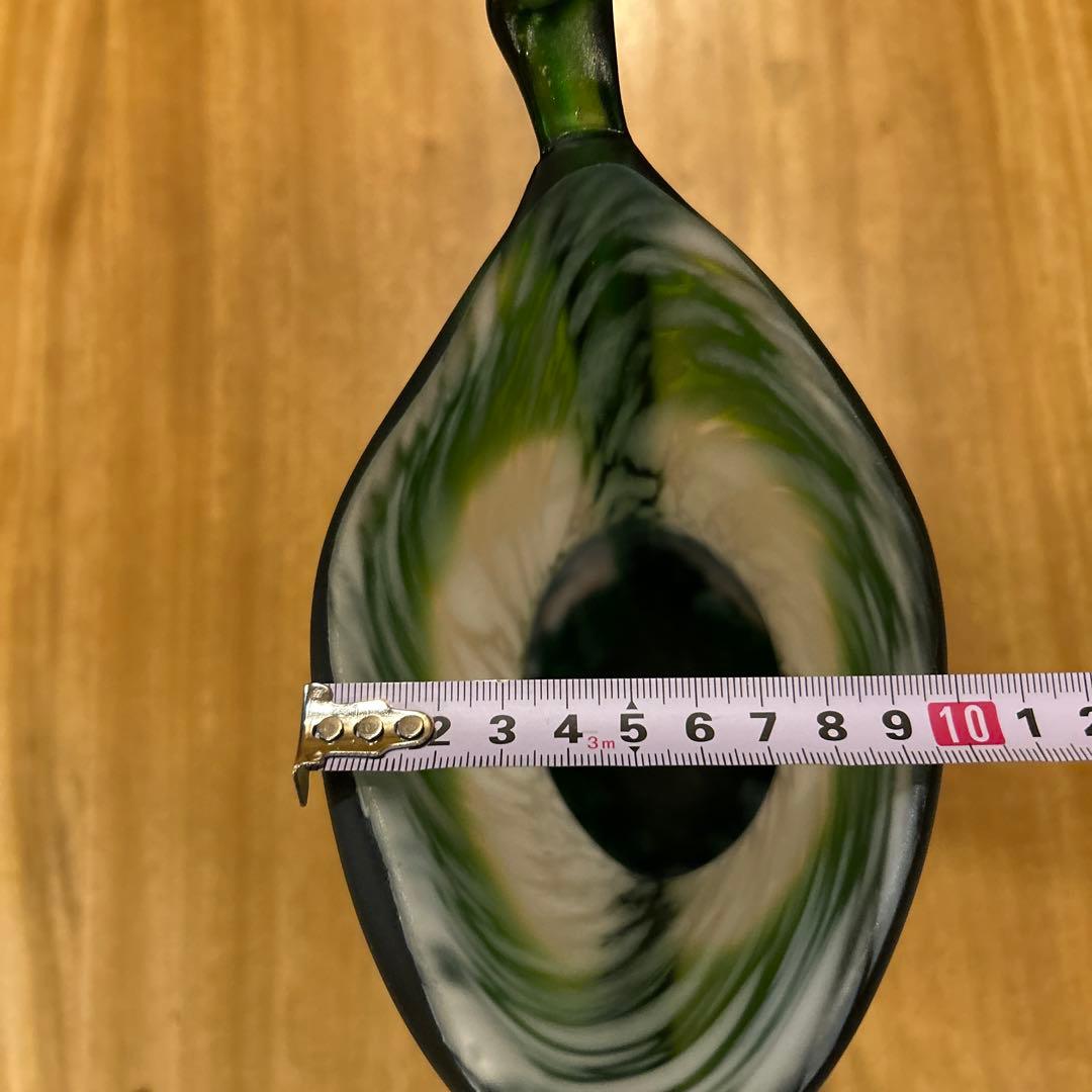 中国製　透かし彫刻花瓶　ガラス　緑松