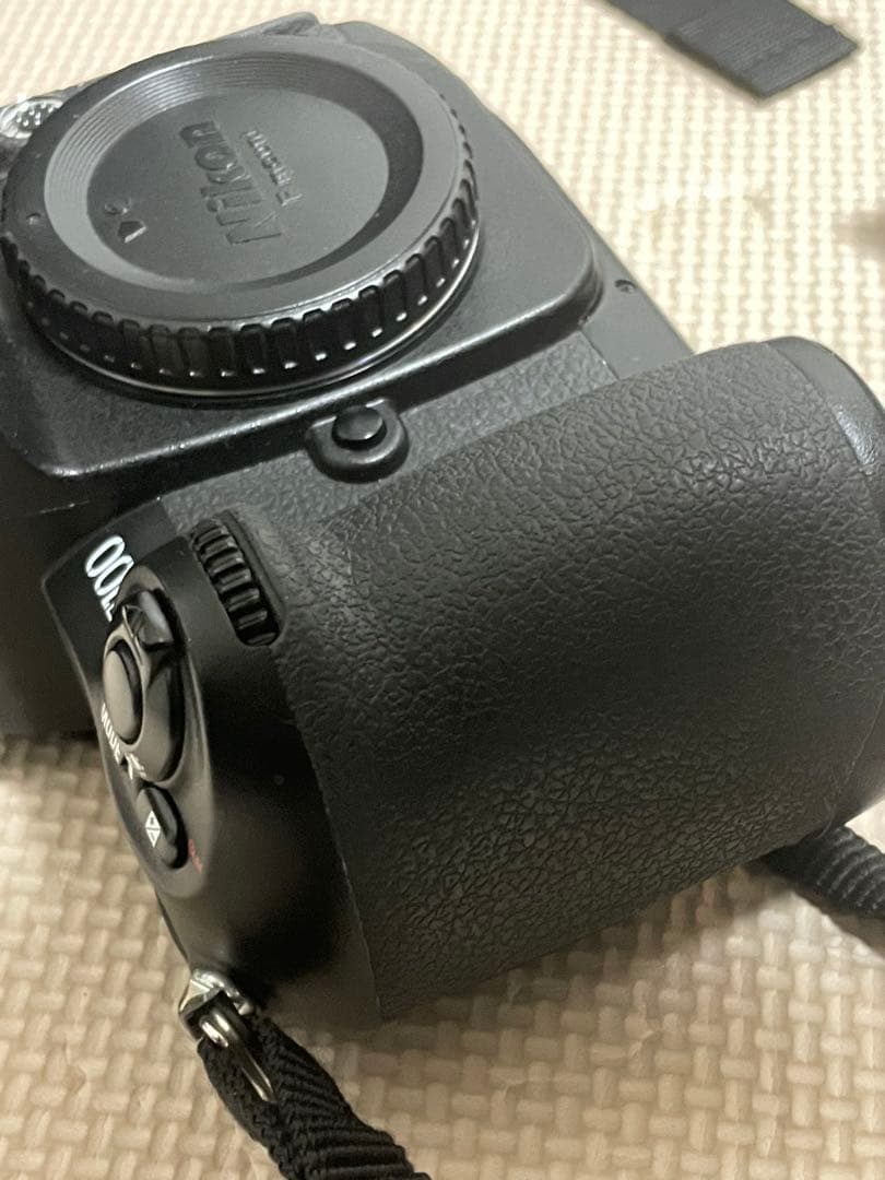 NIKON F１００ フィルムカメラ　バッテリーグリップ、ストラップ