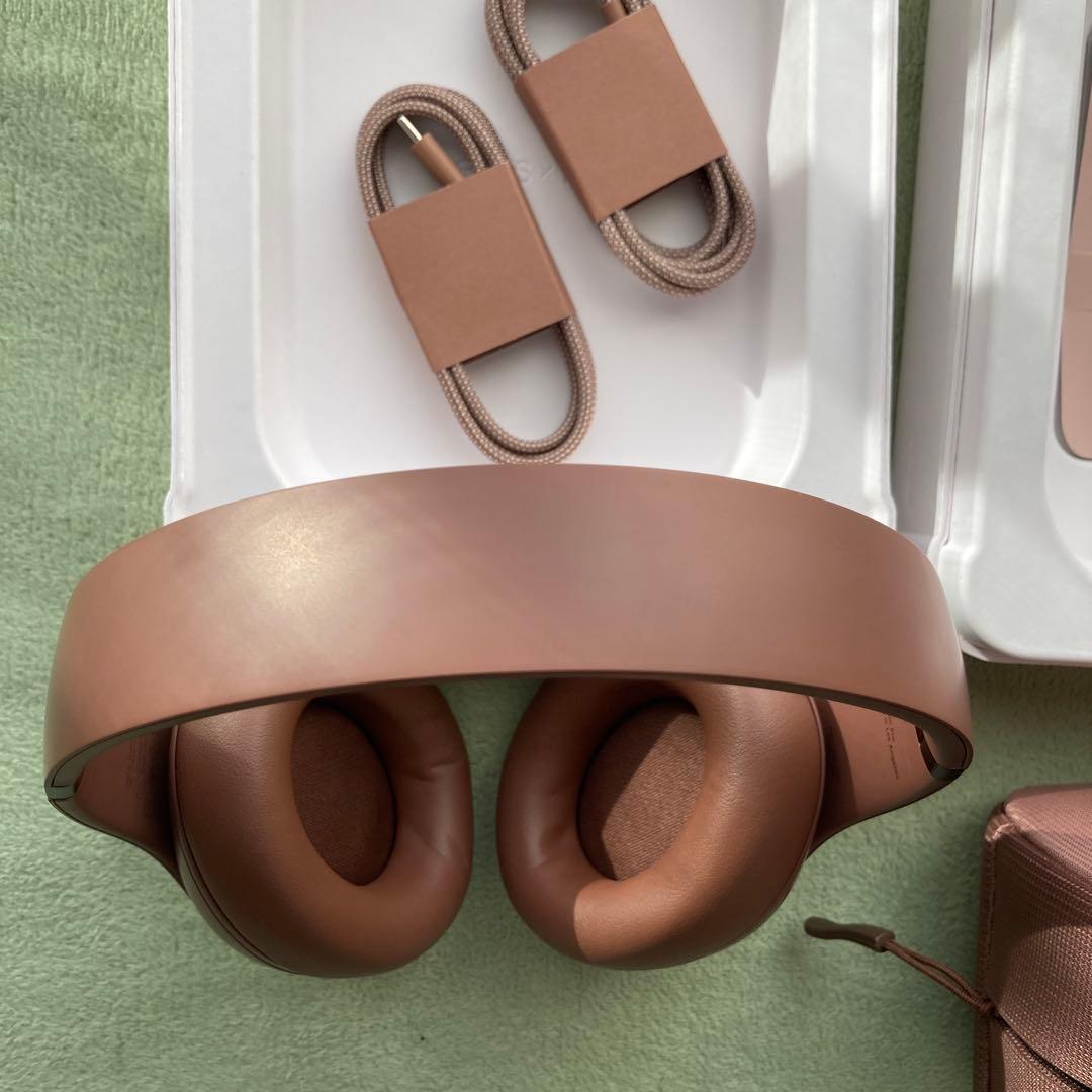 美品　Beats Studio Pro kim コラボ　アース（ブラウン）