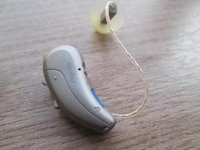 Siemens Signia イヤホン ケース付き左耳用耳掛け型修理必要激安