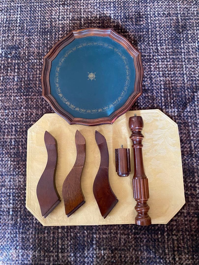 八角形の木製テーブル