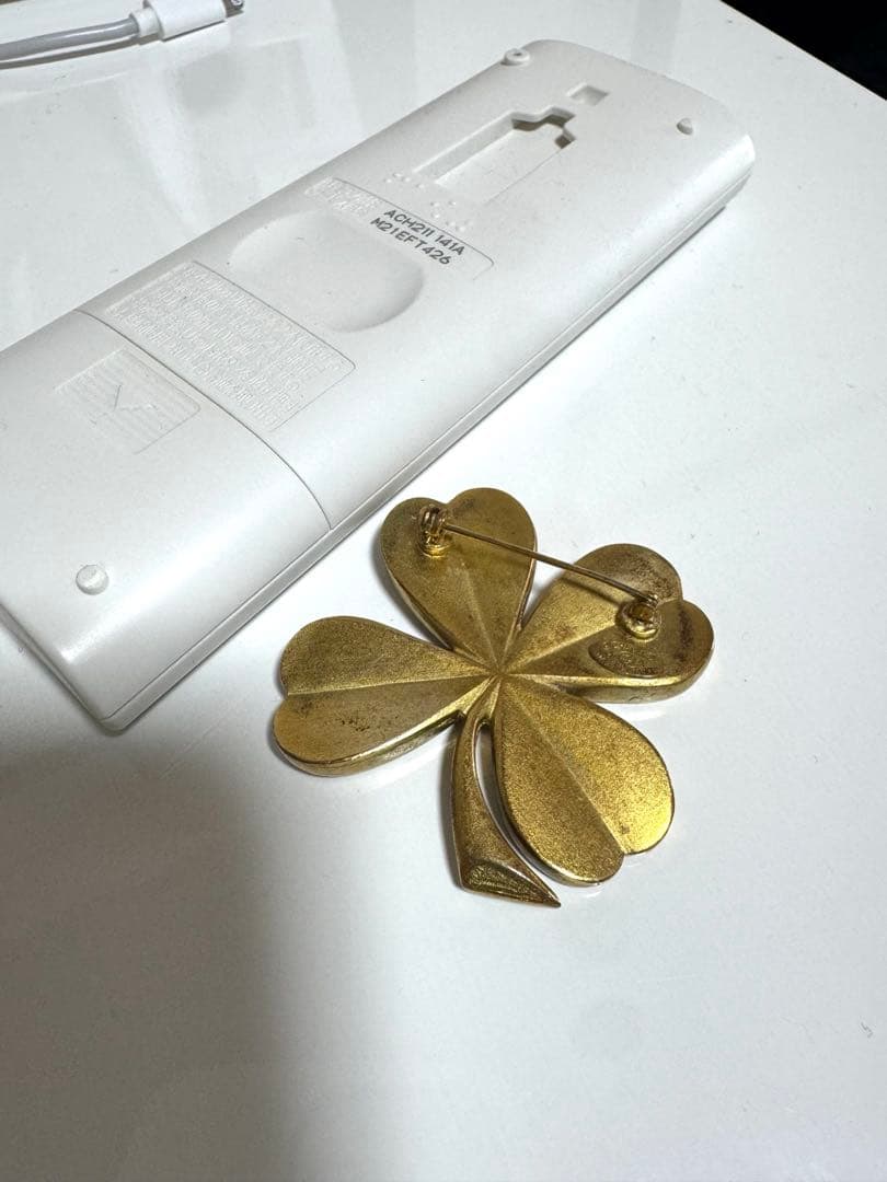 CHANEL ゴールド クローバーブローチ　シャネル