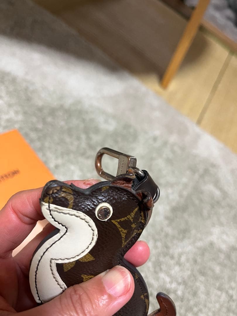 LOUIS VUITTON 犬型キーホルダー