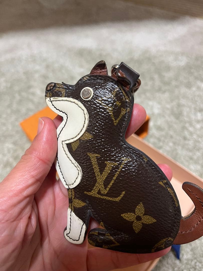 LOUIS VUITTON 犬型キーホルダー