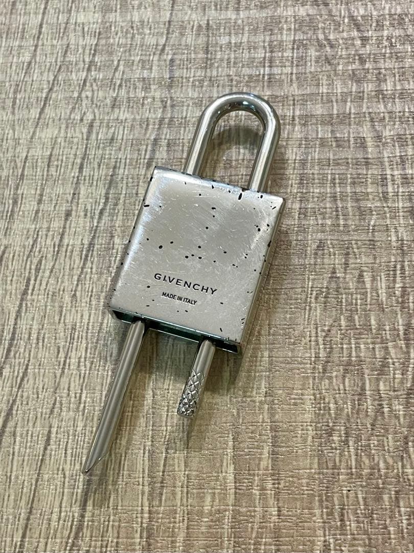 GIVENCHYジバンシー パドロック シルバー　ネックレストップ
