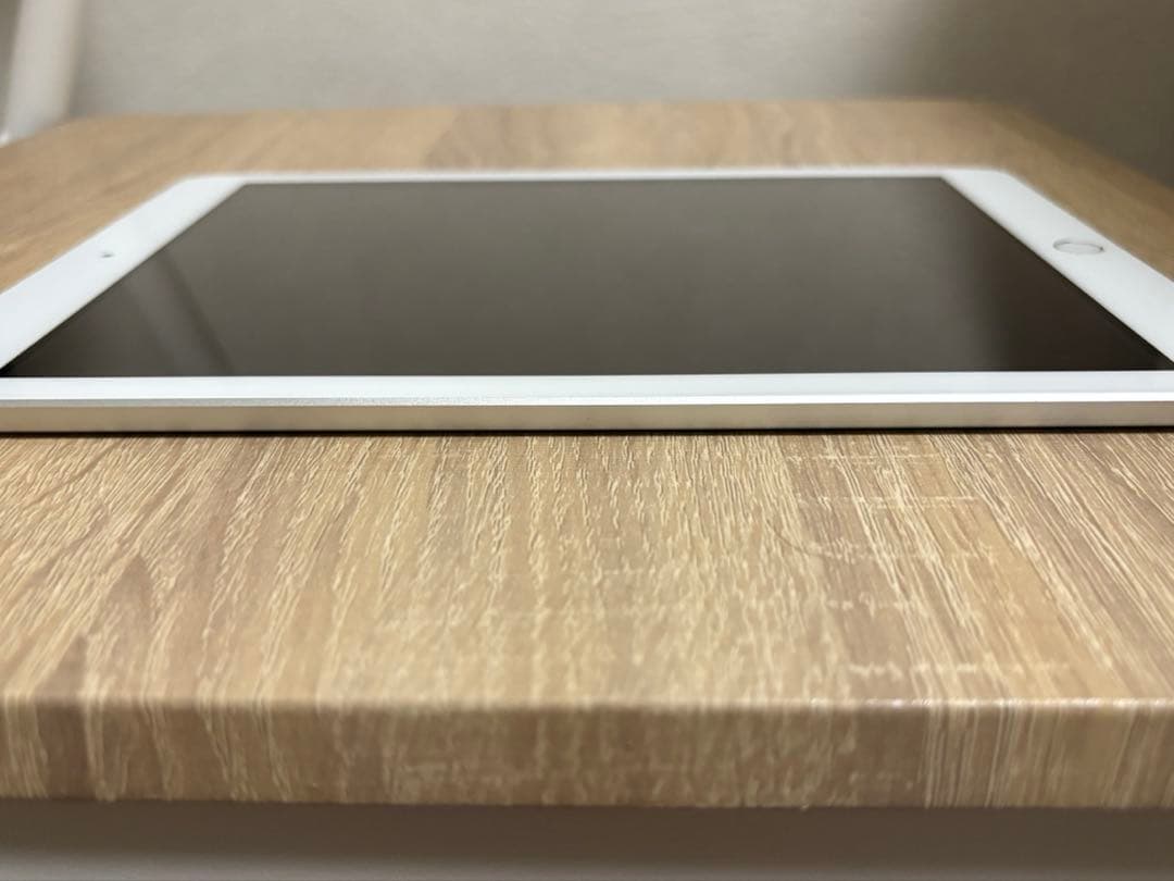 Apple iPad 第５世代 32GB シルバー 充電器付き