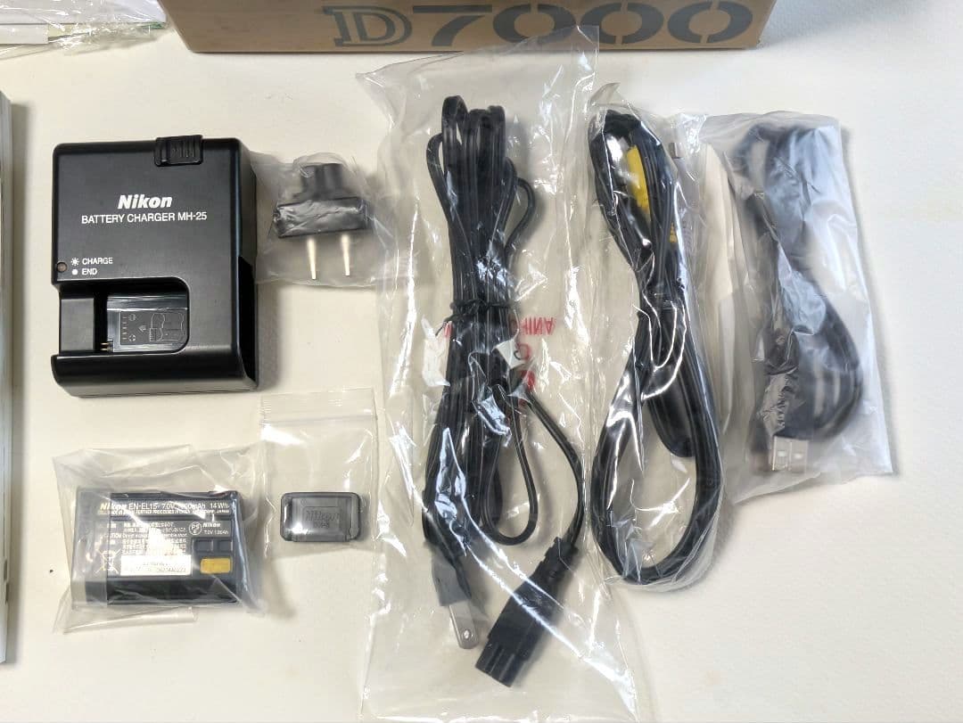 ニコンD7000ボディ 純正バッテリーグリップ(MB-D11)付き 防湿庫保管