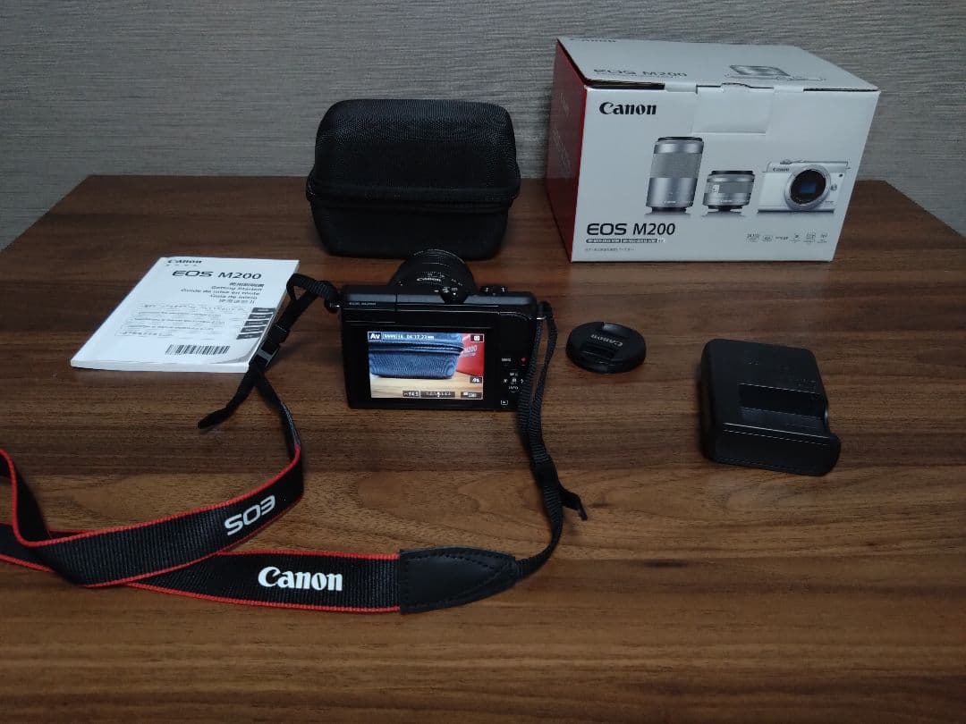 Canon EOS M200 本体と付属品