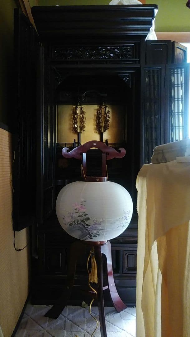 黒檀のお仏壇と仏具各種、漆塗り絹張り手描き絵お盆提灯(みのじ製岐阜提灯)一対