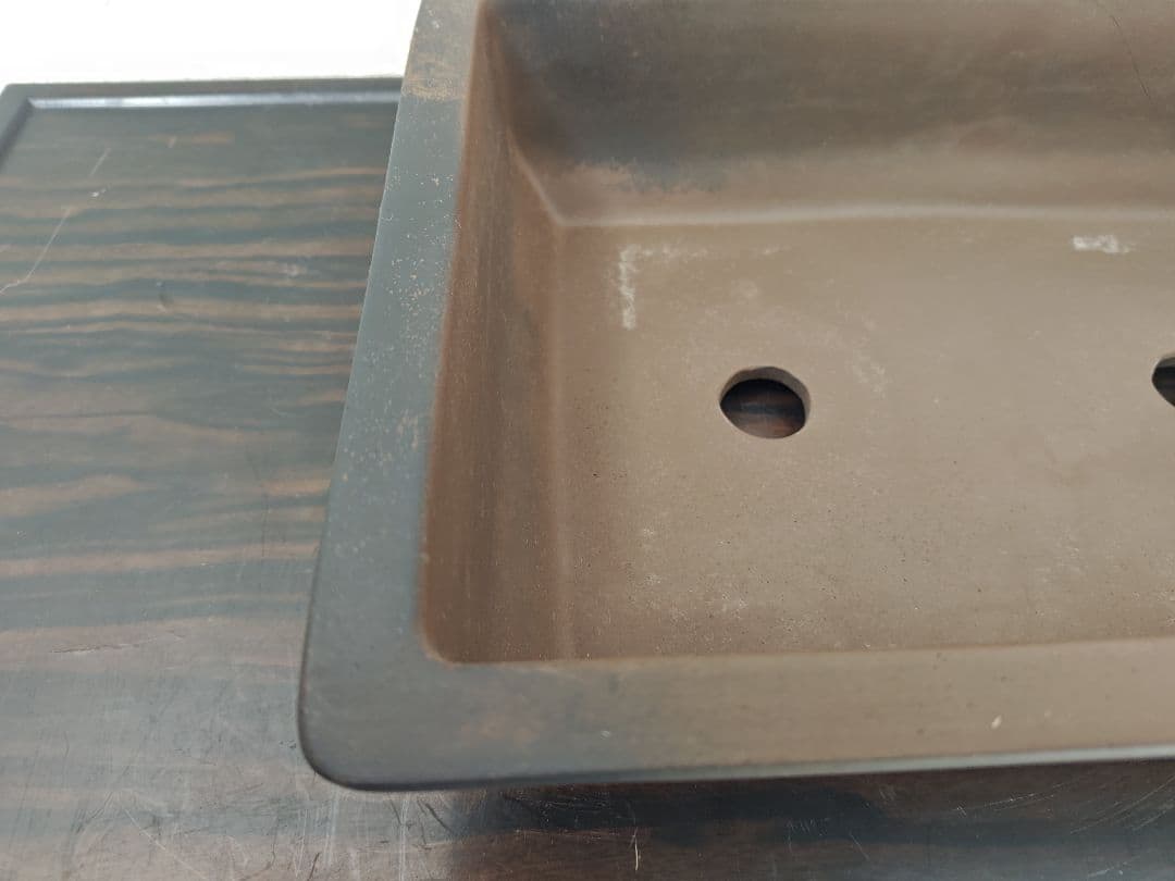 ブラウンの陶器製長方角形盆栽鉢 約32cm×23.5cm×8.7cm　落款　宝泉