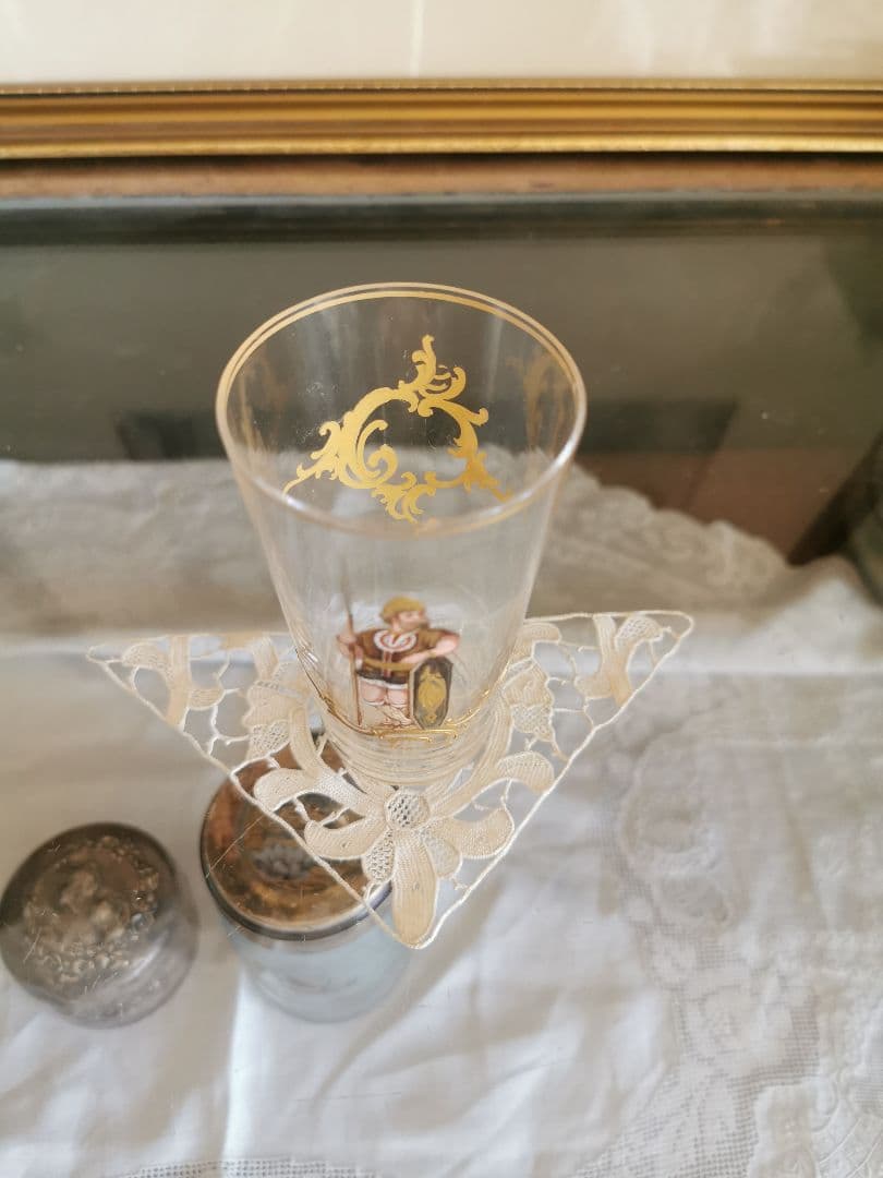 アンティークフランス購入 兵士の横顔と蘭の花✾ トライアングル型 レースドイリー