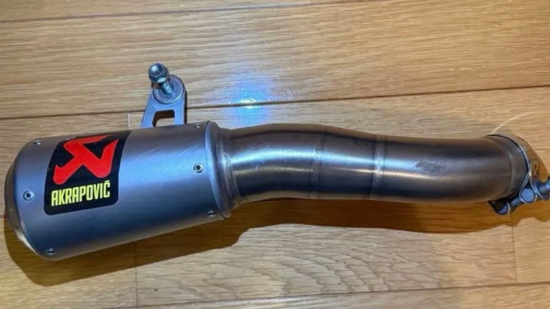 アクラポビッチ　マフラー