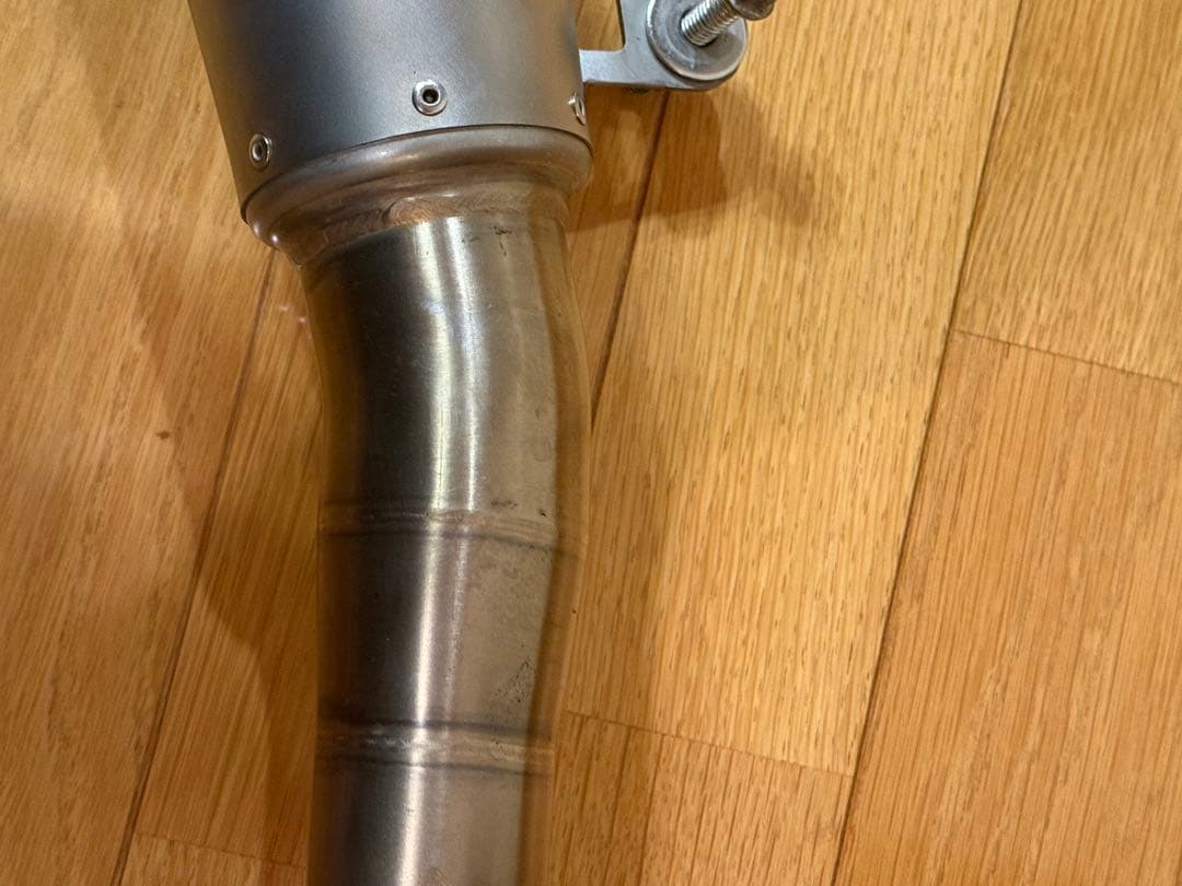 アクラポビッチ　マフラー