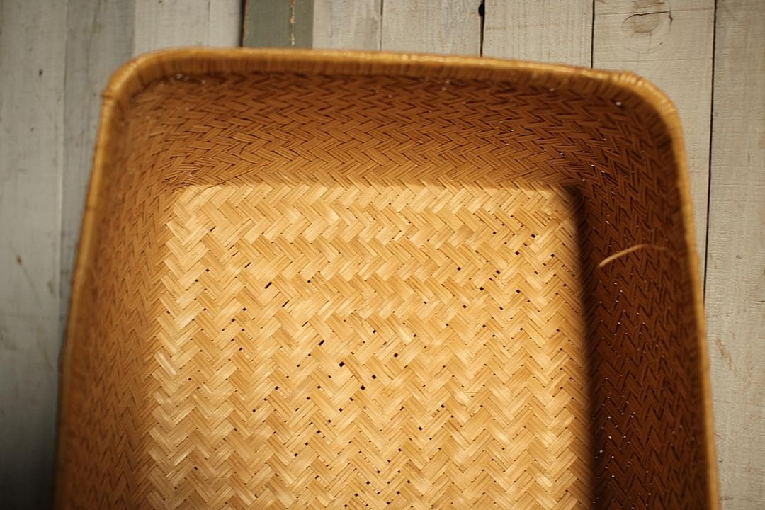 状態良く形の綺麗な古い竹編みの収納かご　行李
