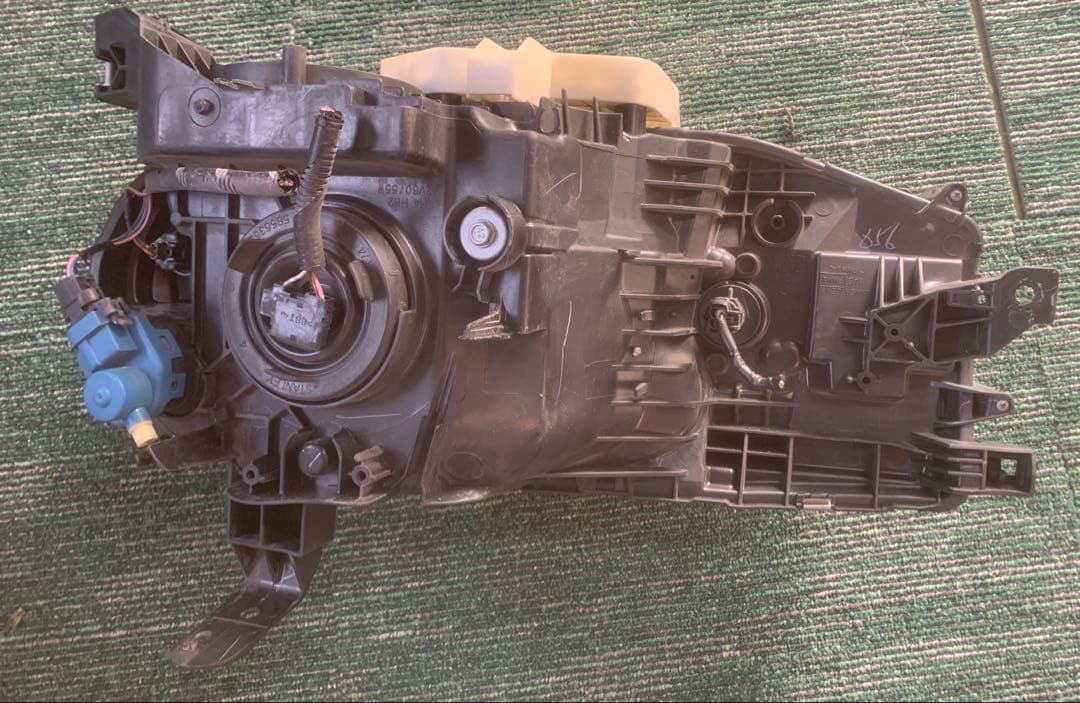 日産 キューブZ12左右ヘッドライト ハロゲンSTANLEY P8190