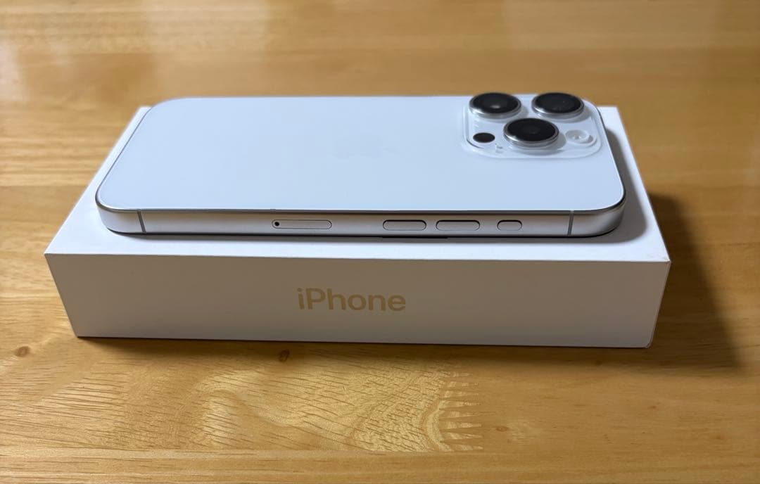 KUBOTA Apple iPhone 15 Pro ホワイトチタニウム