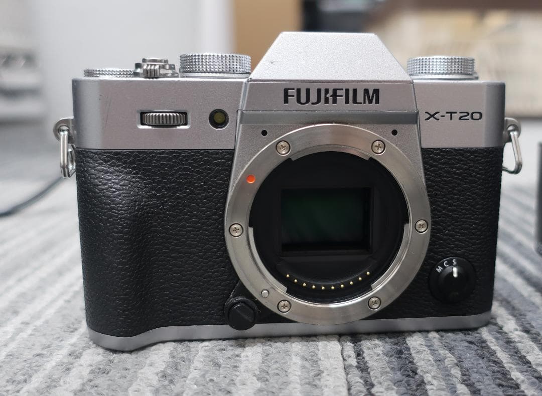x-t20 フジフイルム　本体＋レンズ+グリップ