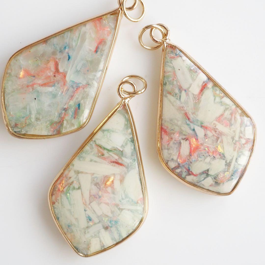 【Noel】高品質ホワイトシェル彫刻の大粒ネックレストップ