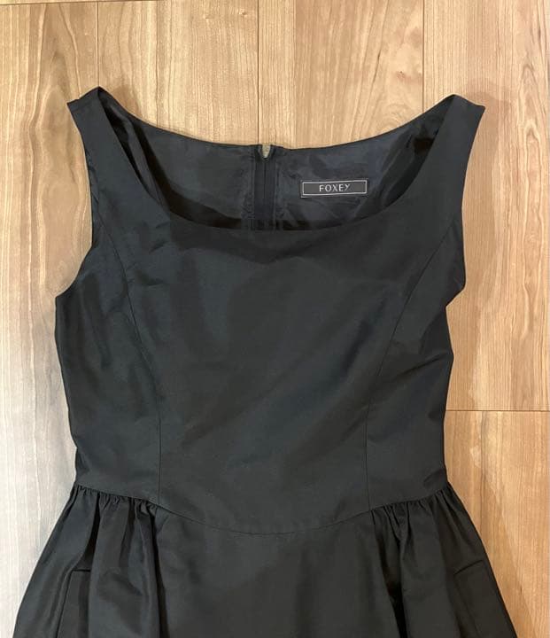 FOXEY ひざ丈ワンピース　シルク　フレア　タック