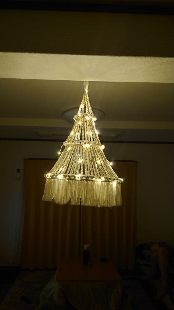 ネコ対策の　つり下げ　マクラメ　クリスマスツリー