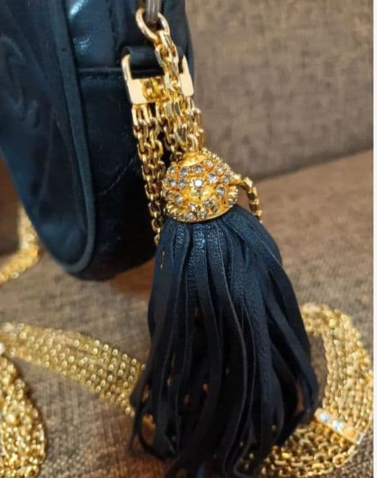 CHANEL ブラック ショルダーバッグ タッセル付き