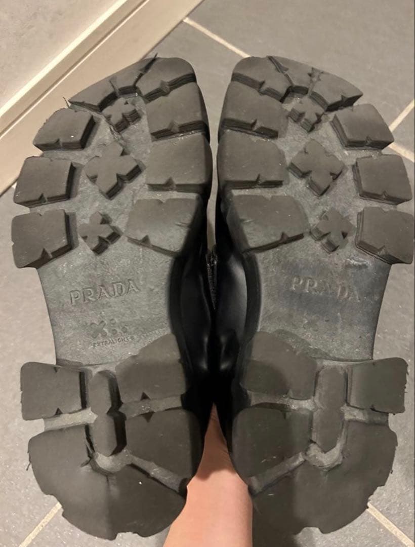 PRADA モノリス ブラッシュドレザー ローファー