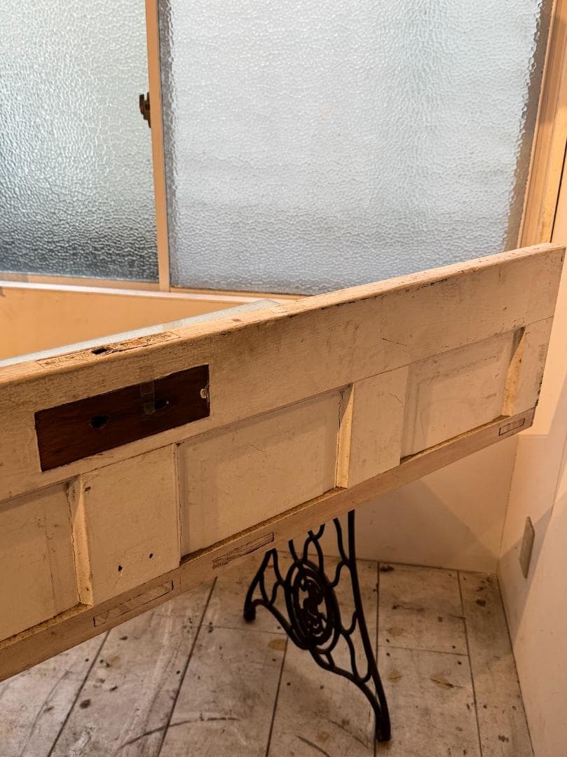 アンティークドアデスク シンガーミシン脚 ガラス天板 店舗作業台 机 テーブル