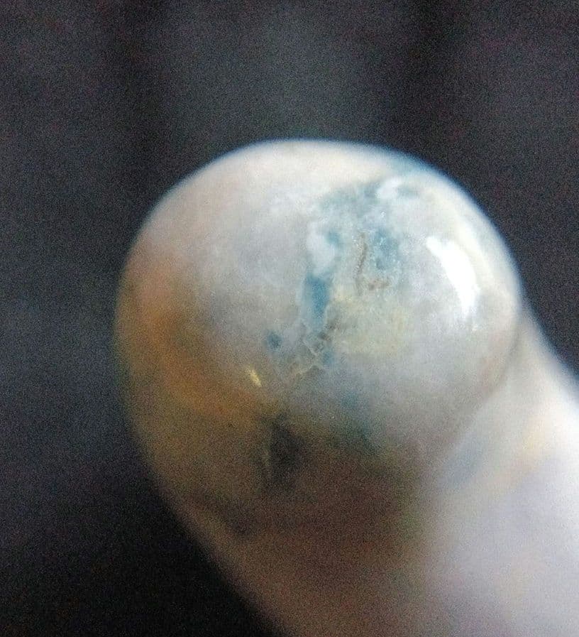 天然石 勾玉　淡い緑色と白色の混合　約18g