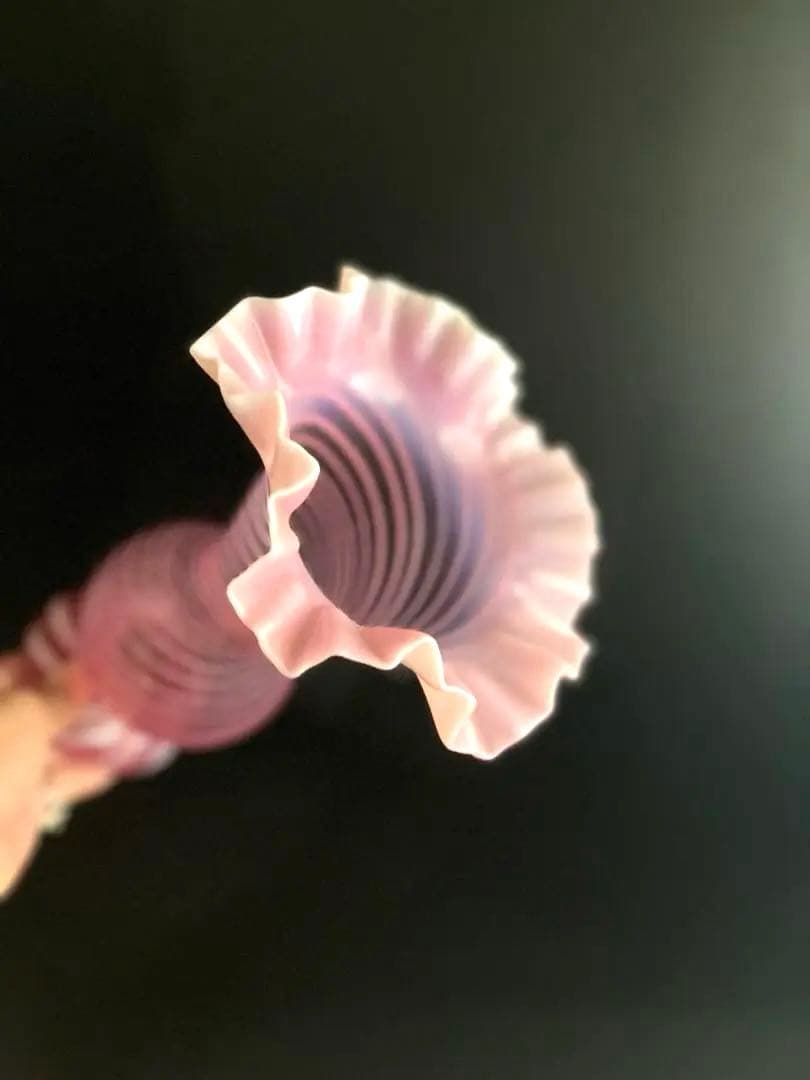 692 骨董 アンティーク ピンクオパール渦巻き紋様花瓶 フリルガラス 明治