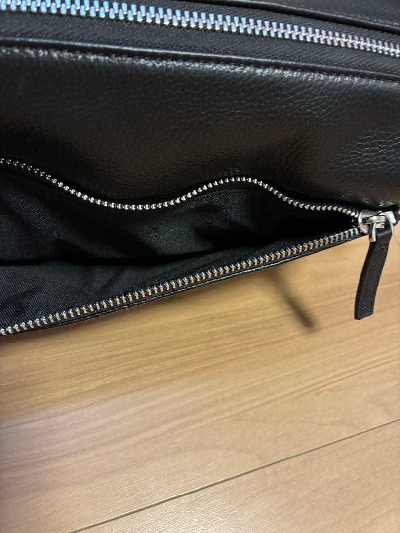 BEARDSLEY ピアズリー　レザーボディバッグ　ブラック