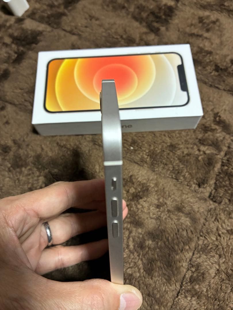 【極美品】iPhone12 ホワイト64GB 付属品未使用完備 ケース未使用付