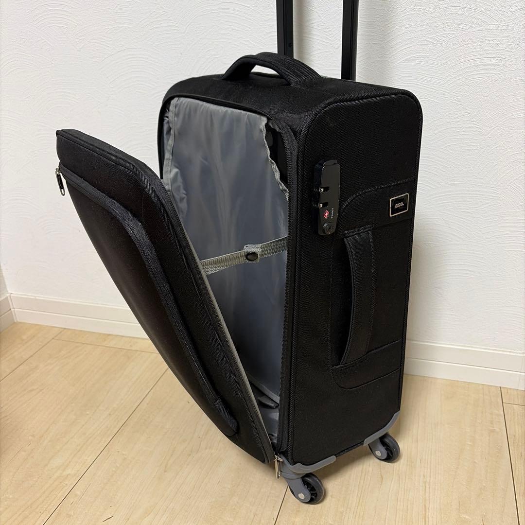 黒の中型スーツケース 4輪